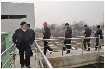 樊书记在污水场视察.jpg